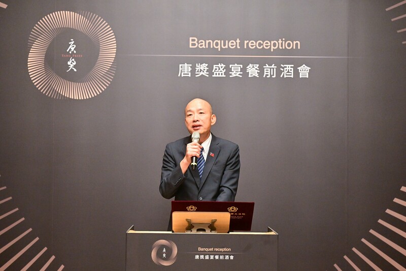 立法院長韓國瑜18日晚間出席第7屆唐獎得主晚宴餐前酒會，他表示，期盼唐獎能把全世界最珍貴的智慧帶到台灣，並能持續茁壯，成為東方文明與世界智慧交會的燈塔。 （立法院提供）