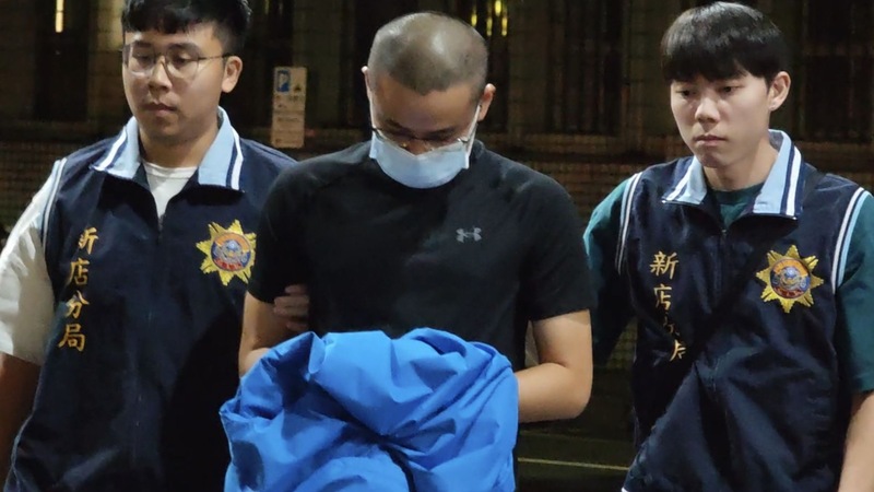 台北地檢署偵辦立委高金素梅助理張俊傑棄逃匿案，18日指揮新北市新店警分局逮捕協助張逃匿的21歲吳姓男子，晚間移送北檢。檢察官複訊後，晚間諭令吳男新台幣5萬元交保，並限制出境、出海。