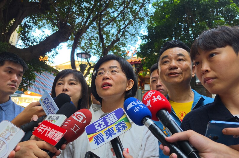 民進黨新北市長參選人蘇巧慧(前中)19日表示，期待在野黨儘速審查行政院提出的追加預算，讓國家經濟繼續前進。