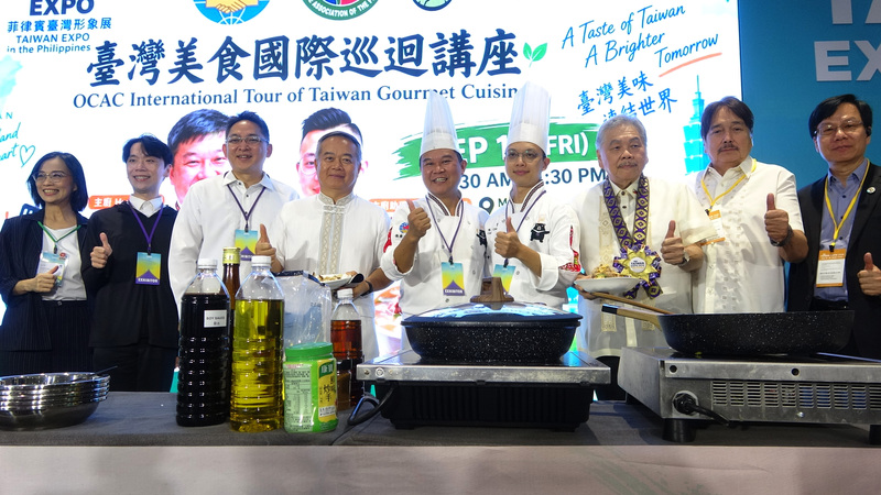 僑委會「2026年台灣美食國際巡迴講座」自17日起，接連3天在馬尼拉舉辦。圖為主廚溫國智（中）與駐菲代表周民淦（左4）等貴賓於18日的場次合影。