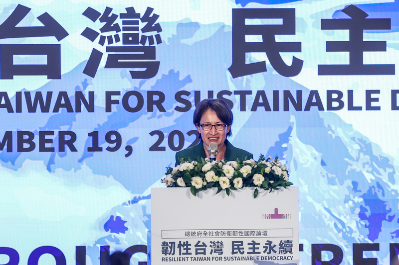 2026總統府全社會防衛韌性國際論壇19日在台北順利落幕，副總統蕭美琴晚間出席閉幕酒會，向與會來賓致詞。