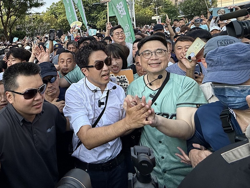 民進黨高雄市長參選人賴瑞隆（前左3）19日在高雄合體同黨台北市長參選人沈伯洋（前左2），以步行
走讀方式前往愛河灣水樂園，沿途吸引大批支持者相挺。