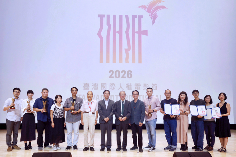 2026人權電影獎19日舉行頒獎典禮，文化部長李遠（中）表示，人權是台灣最容易與世界溝通的議題，盼更多人以此認識台灣。圖為李遠與得獎者及與會人員合影留念。（文化部提供）