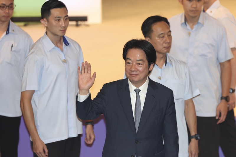 總統賴清德（前中）20日上午在國家圖書館，出席文化部「2026全國文化會議開幕典禮」，賴總統揮手致意。