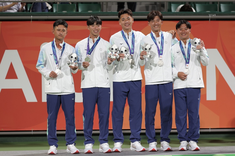 肩負台灣奪牌重任的軟式網球代表隊，賽事首日男子、女子團體皆登上頒獎台。圖為男子團體陳郁勳（右1）、陳柏邑（左2）、張祐菘（右2）、余凱文（中）、林韋傑（左1）拿著亞運吉祥物娃娃及獎牌合影留念。