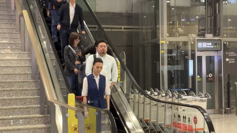 勞動部長洪申翰（身穿白衣）20日晚間搭機抵達南京祿口國際機場，將參加21日在南京舉辦的亞太經濟合
作組織（APEC）人力資源發展部長會議（HRDMM）。
