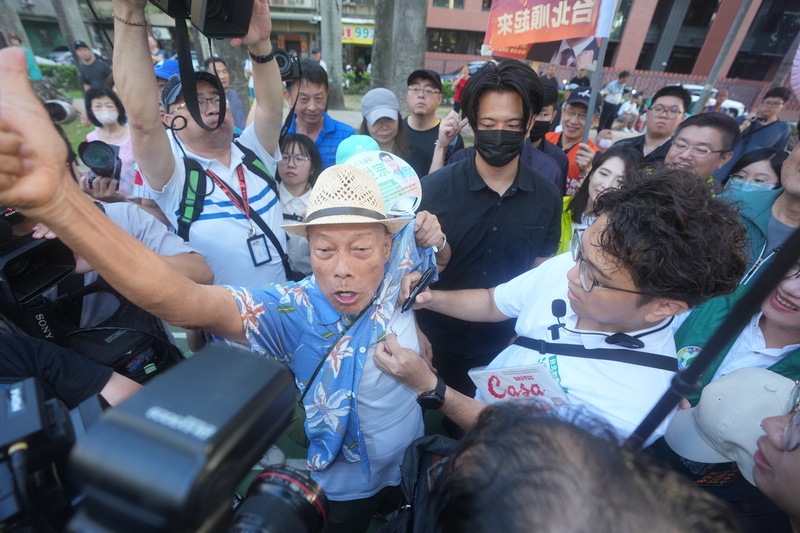 LG
沈伯洋赴社子公園拜票（3）
民進黨台北市長參選人沈伯洋（右）21日上午在社子
公園拜票，幫熱情支持者簽名留念。
中央社記者徐肇昌攝　115年9月21日