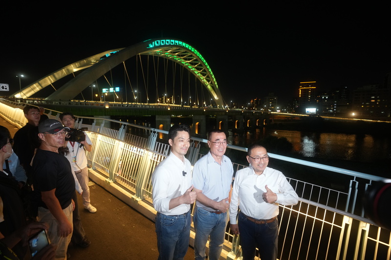 LG
蔣萬安、侯友宜出席川端橋啟用典禮（2）
台北市長蔣萬安（右3）與新北市長侯友宜（右1）、
國民黨新北市長參選人李四川（右2）21日出席中正
橋改建工程之川端橋啟用典禮後上橋體驗。
中央社記者徐肇昌攝　115年9月21日