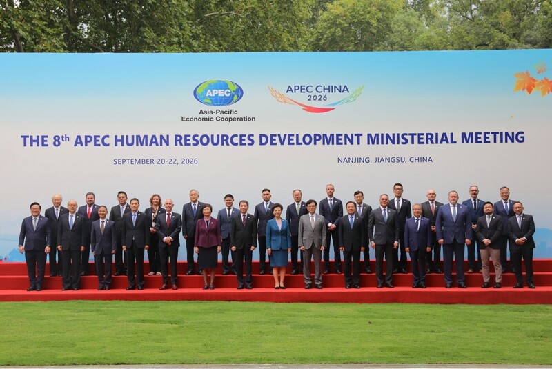 亞太經濟合作組織（APEC）人力資源發展部長會議（HRDMM）21日在南京舉行，出席的部長一起拍攝大合照，勞動部長洪申翰站在第一排（右2）。（APEC官網）