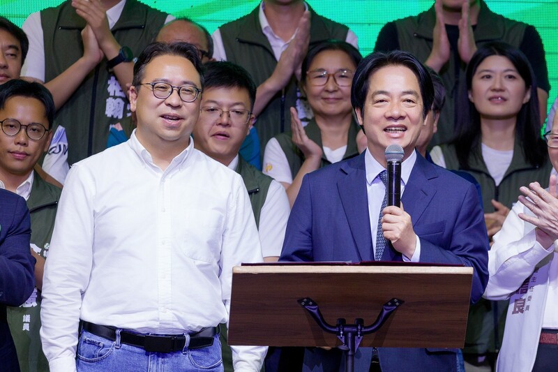 民進黨行動中常會23日移師桃園市，兼任黨主席的總統賴清德（右）力挺黨籍市長參選人黃世杰（左），
宣示贏回桃園的必勝決心。（民進黨提供）(中央社)