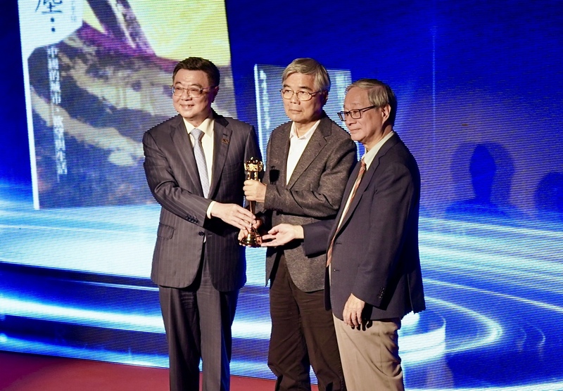 第50屆金鼎獎頒獎典禮23日在高雄舉行，行政院長卓榮泰（左）、文化部長李遠（右）出席並頒發「特別
貢獻獎」給得主、資深出版人陳雨航（中）。