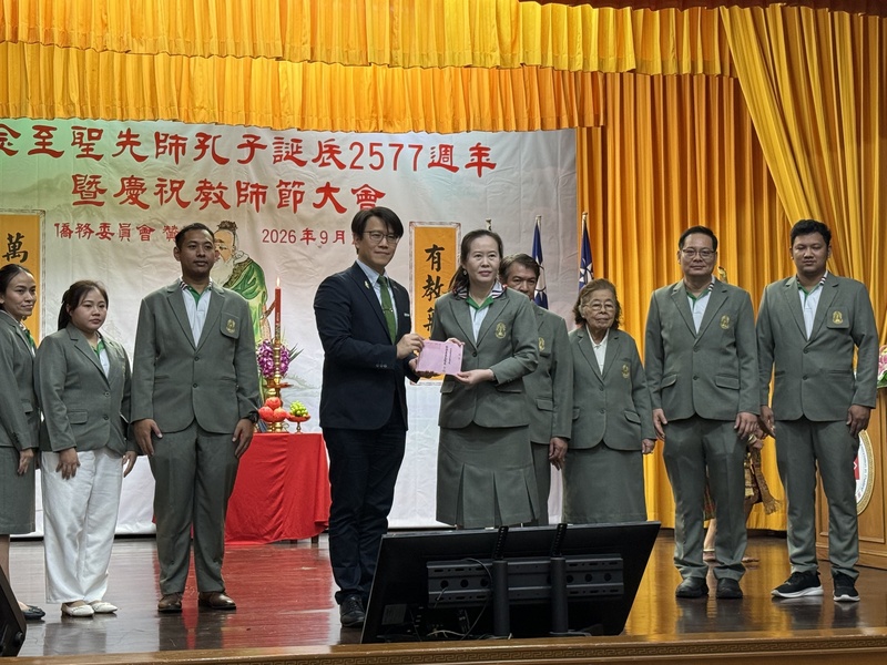 駐泰副代表董思齊（左前）23日晚出席泰國中華會館舉辦的紀念孔子誕辰暨慶祝教師節活動，頒獎給與會師生。