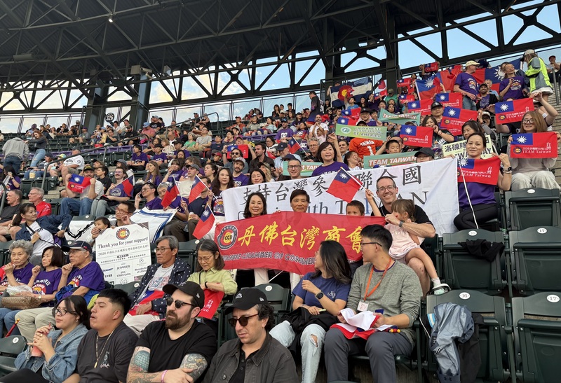 丹佛僑胞出席MLB洛磯隊台灣日，揮舞國旗，籲台灣有意義參與聯合國。
（駐丹佛辦事處提供）
