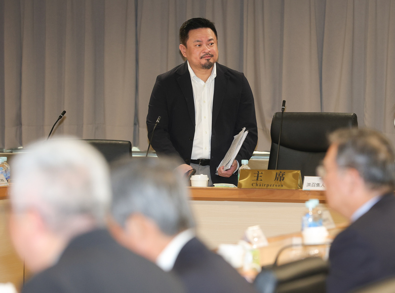 最低工資審議會24日召開，歷經7.5小時的激烈討論，最終拍板調幅為4.745%，現行月薪將由新台幣2萬9,500元調升至3萬900元；時薪196元也同步調升為205元。圖為勞動部長洪申翰（後中）主持會議。