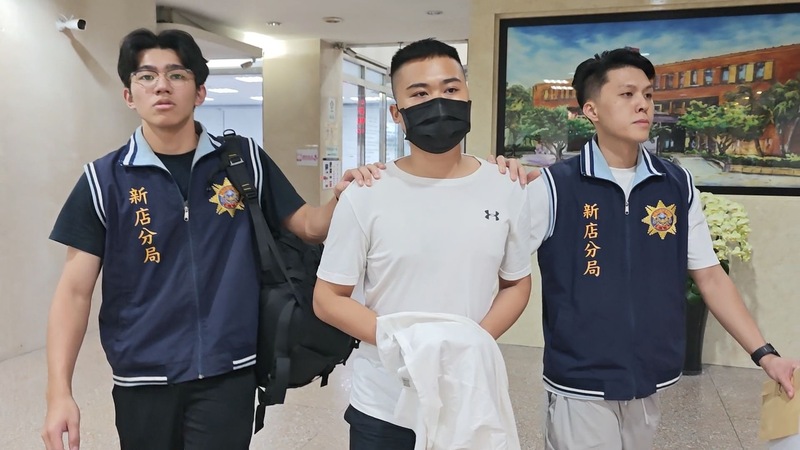 台北地檢署持續偵辦無黨籍立委高金素梅助理張俊傑棄保潛逃案，涉案男子顏士宸（中）24日凌晨向警方投案，晚間移送北檢複訊。