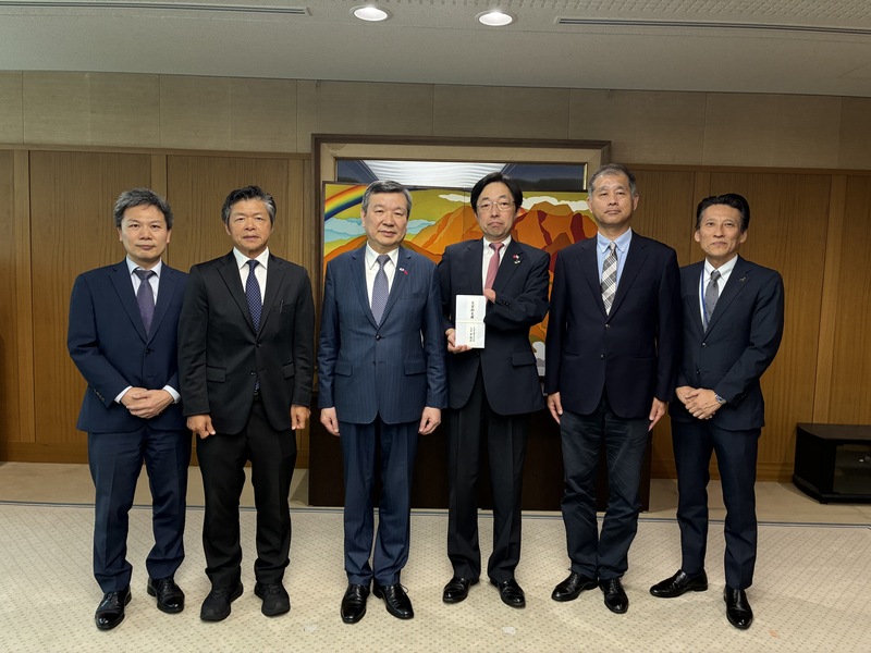 駐日代表李逸洋（左3）25日下午前往熊本縣廳，拜會熊本縣知事木村敬（右3），對熊本地震災情表達慰問。
（駐日代表處提供）