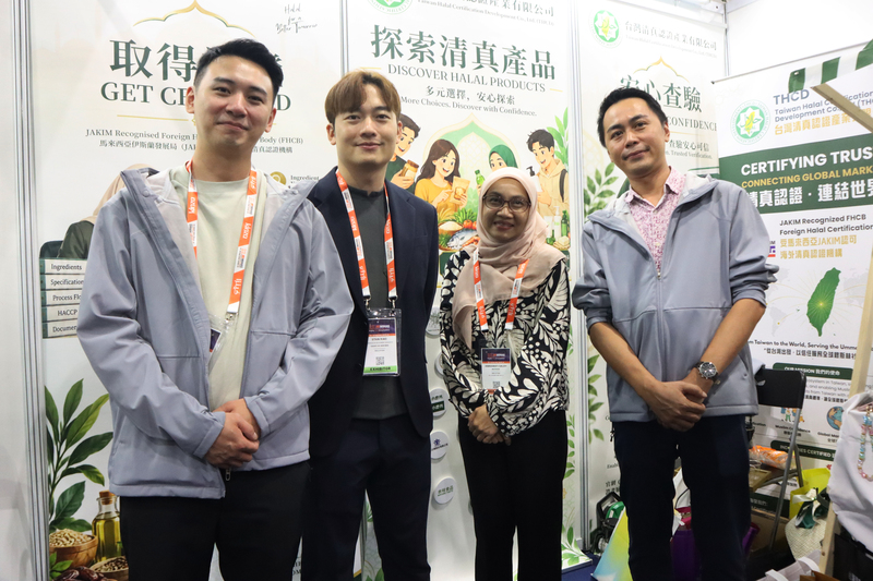 第22屆馬來西亞國際清真展（MIHAS 2026）在吉隆坡登場，馬來西亞對外貿易發展局官員安妮娜（右2）25日參訪台灣清真食品展位，了解台灣業者推動清真認證及產品進入穆斯林市場情形。