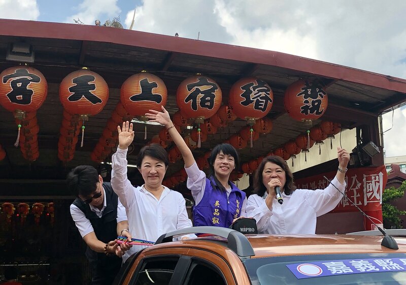 台中市長盧秀燕（前左1）與嘉義市長黃敏惠（前右1）26日到嘉義縣水上鄉，向鄉親推薦無黨籍嘉義縣長參選人吳品叡（前中），並陪同車隊掃街拜票。