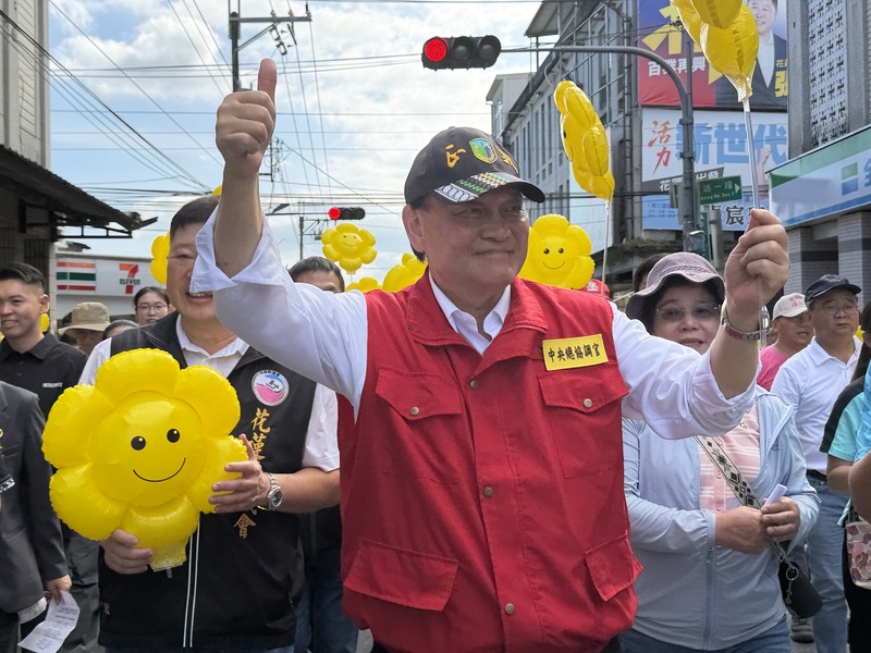 馬太鞍溪堰塞湖洪災滿週年，行政院政務委員季連成（前）26日到花蓮縣光復鄉參加「光復感恩生活
節」，與眾人一同在街區遊行。