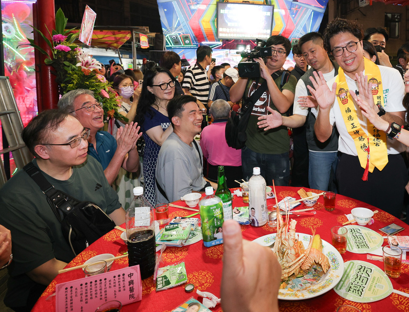 民進黨台北市長參選人沈伯洋（右）26日晚間出席「台北市中庄仔福德宮福德正神聖誕千秋晚宴」，近
距離向民眾致意，爭取支持。
