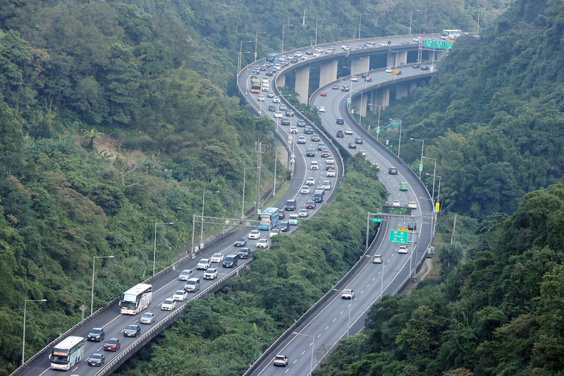公路局預估28日將湧現返程車潮，北向交通量可達平日年平均的1.3倍。圖為27日國道5號北向往坪林段北返車潮，與南向車道形成對比。