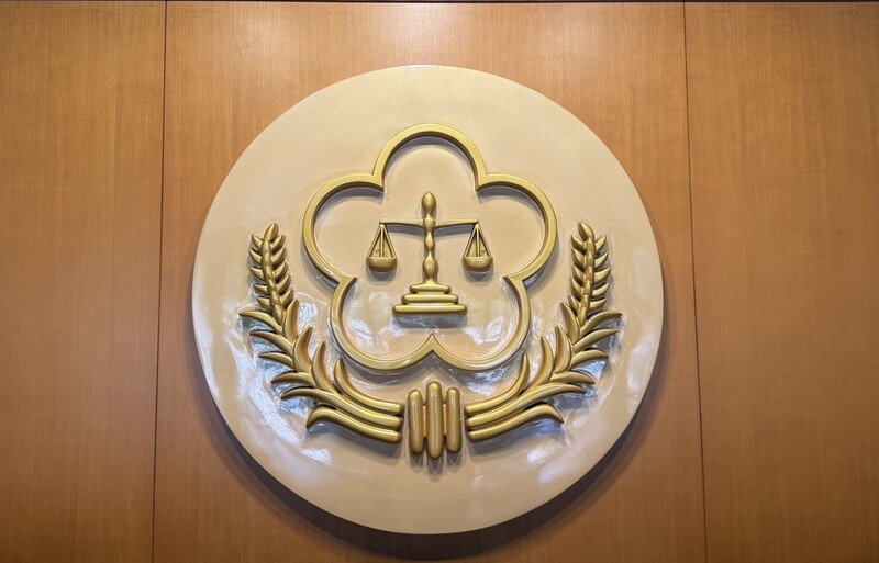 根據法務部9月公布的統計分析，110至114年地方檢察署辦理人口販運案件情形，共偵結3401人，各年人數互有增減，自111年起超過600人，112年957人為近5年最多，114年為802人。圖為法務部部徽。