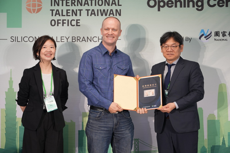 國發會表示，首個海外攬才據點落腳全球科技人才重鎮矽谷，希望將人才服務直接帶到人才所在地，推廣台灣工作與發展機會。國發會主委葉俊顯（右）也頒發就業金卡給Salesforce資深軟體工程師佛里（Michael Foley）（中），盼吸引更多國際人才來台發展。
（國發會提供）