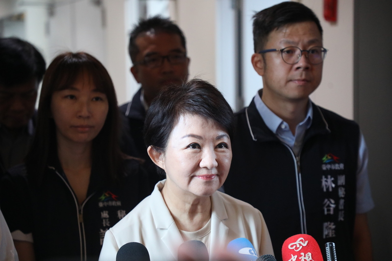 九合一選戰倒數，台中市長盧秀燕（前）29日接受媒體聯訪提到，新北市選情激烈，有人來向她借將，過去台中遇到困難也跟別人借將，人才互相幫忙本就應該。