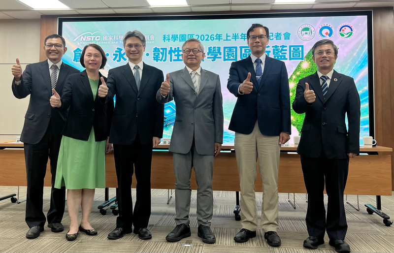 國科會29日舉辦記者會，公布2026年上半年3大科學園區營收表現，國科會主委吳誠文（右3）、國科會副主委蘇振綱（左3）等人出席。
