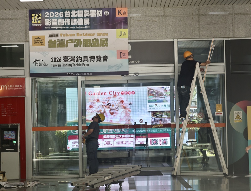 國發會29日公布8月景氣燈號連9紅，追平史上最長紅燈紀錄，綜合判斷分數為41分，與7月持平，領先及同時指標續呈上升。圖為工程人員在台北南港展覽館外，為消費用品展覽進行布置作業。