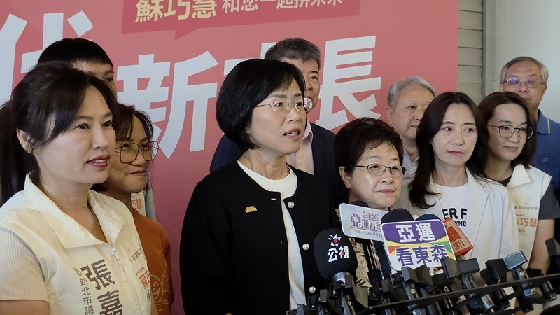 民進黨新北市長參選人蘇巧慧(前左2)30日說，她與民進黨台北市長參選人沈伯洋提「雙北共好」，希望維持各自主體性，利用各自特色和優勢，讓新北被看到、被認同與被喜歡。