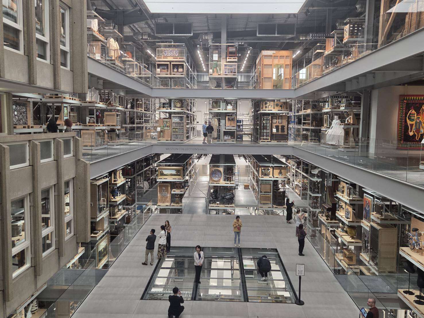 走進V&A East Storehouse，首先映入眼簾的是巨大的開放式典藏空間，不再只是把少數展品放進展櫃，而是讓民眾真正走進「博物館庫房」。(江昭倫 攝)