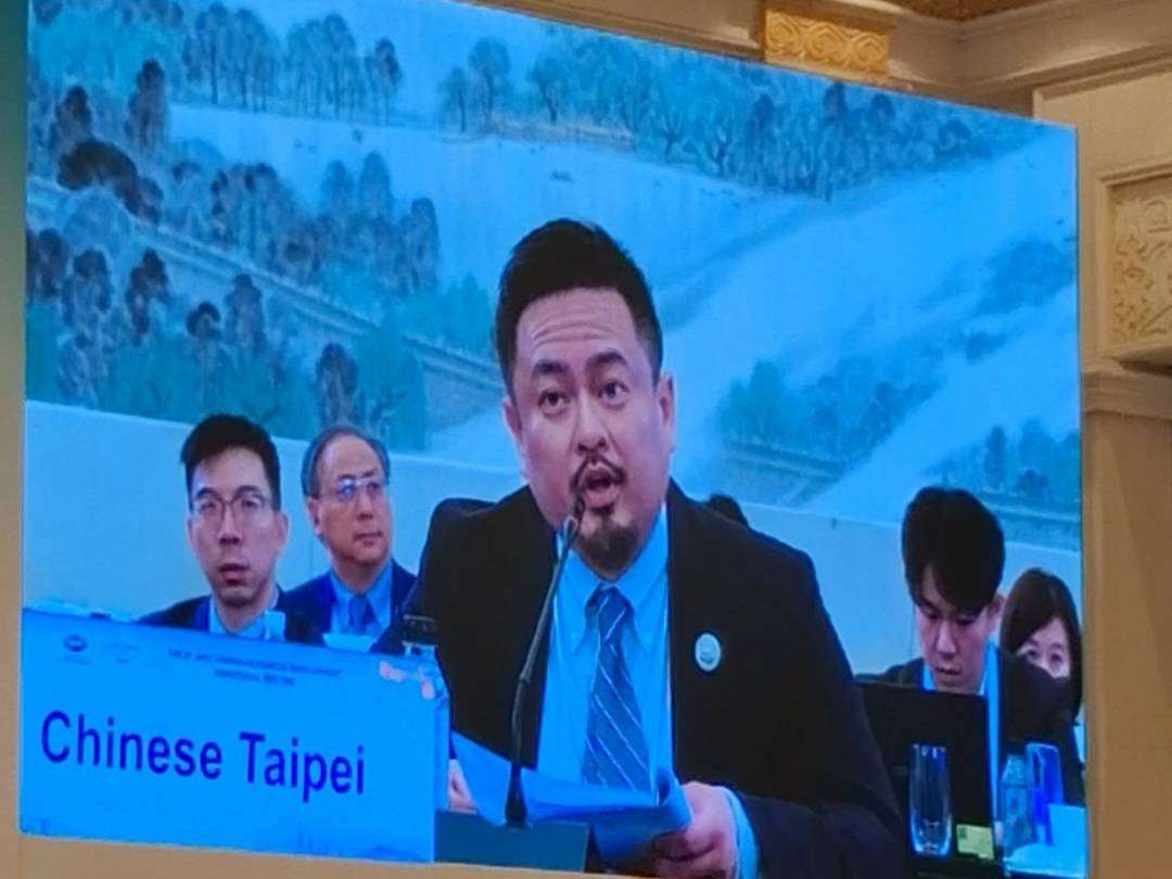 勞動部長洪申翰於第8屆APEC人力資源發展部長會議發言，籲AI發展兼顧勞工權益。(勞動部提供)