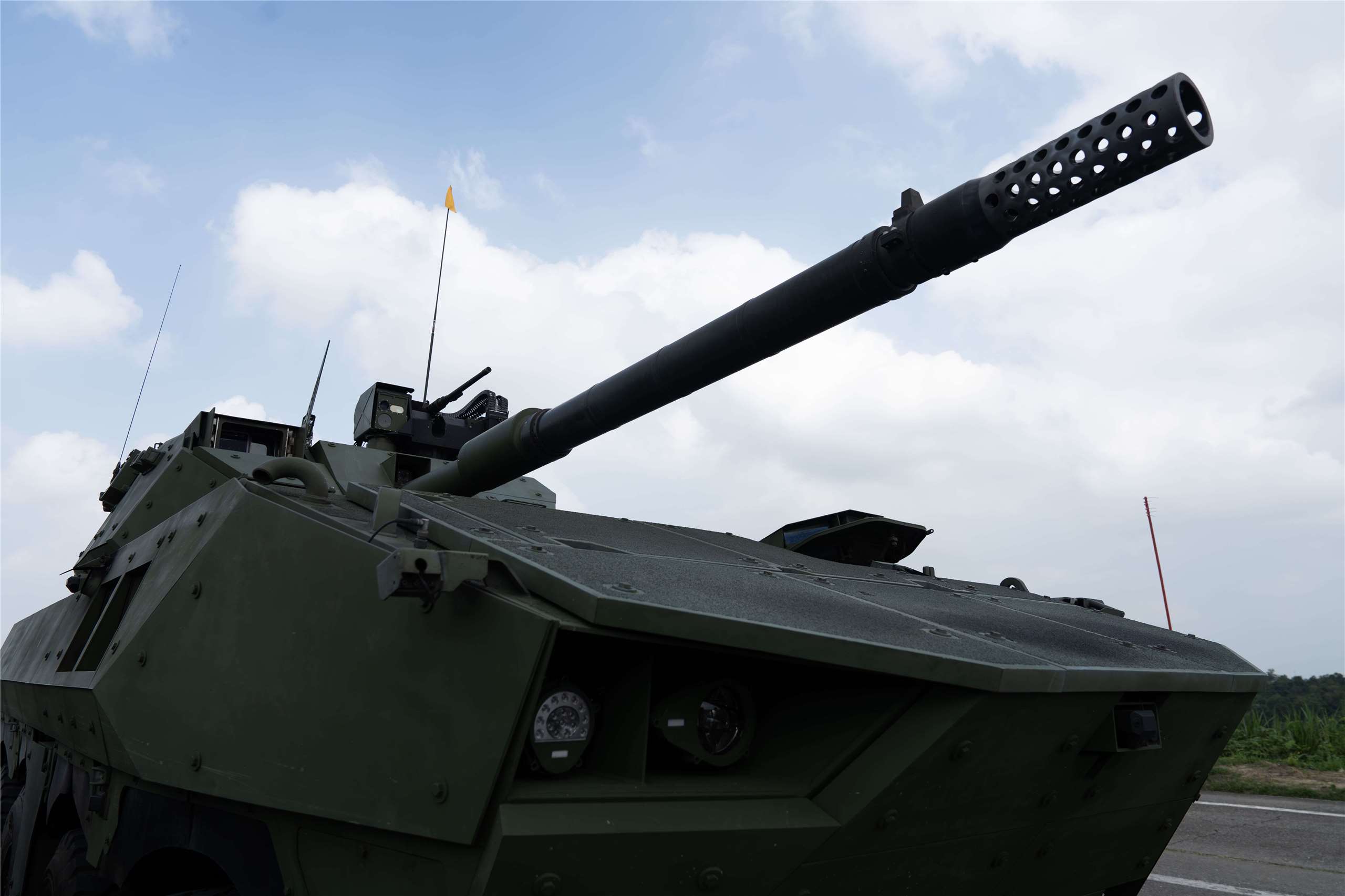 國造105公厘輪型戰車「獵豹」23日於台南首度對外公開進行火力展示。(楊仁翔 攝)