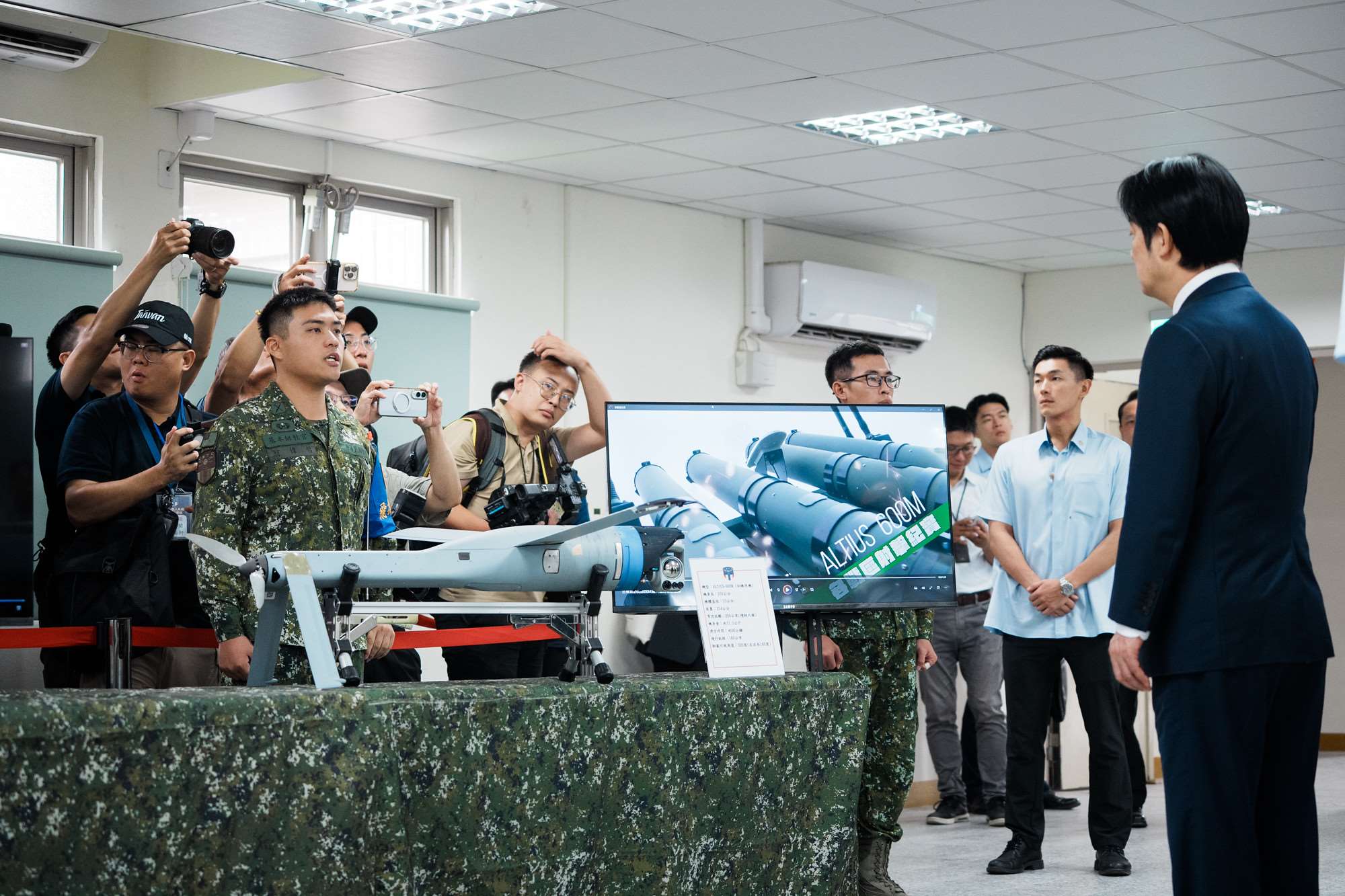 賴清德總統11日前往台南勗勉「陸軍無人系統訓練指揮部」。 (圖:總統府)