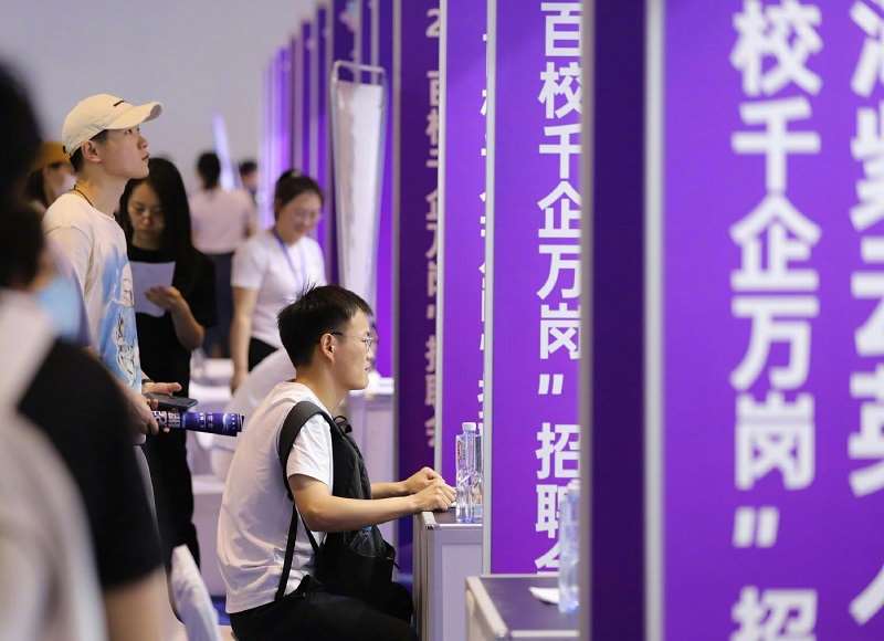 中國8月青年失業率再回升至18.9% ，重回今年高點。(圖取自微博)