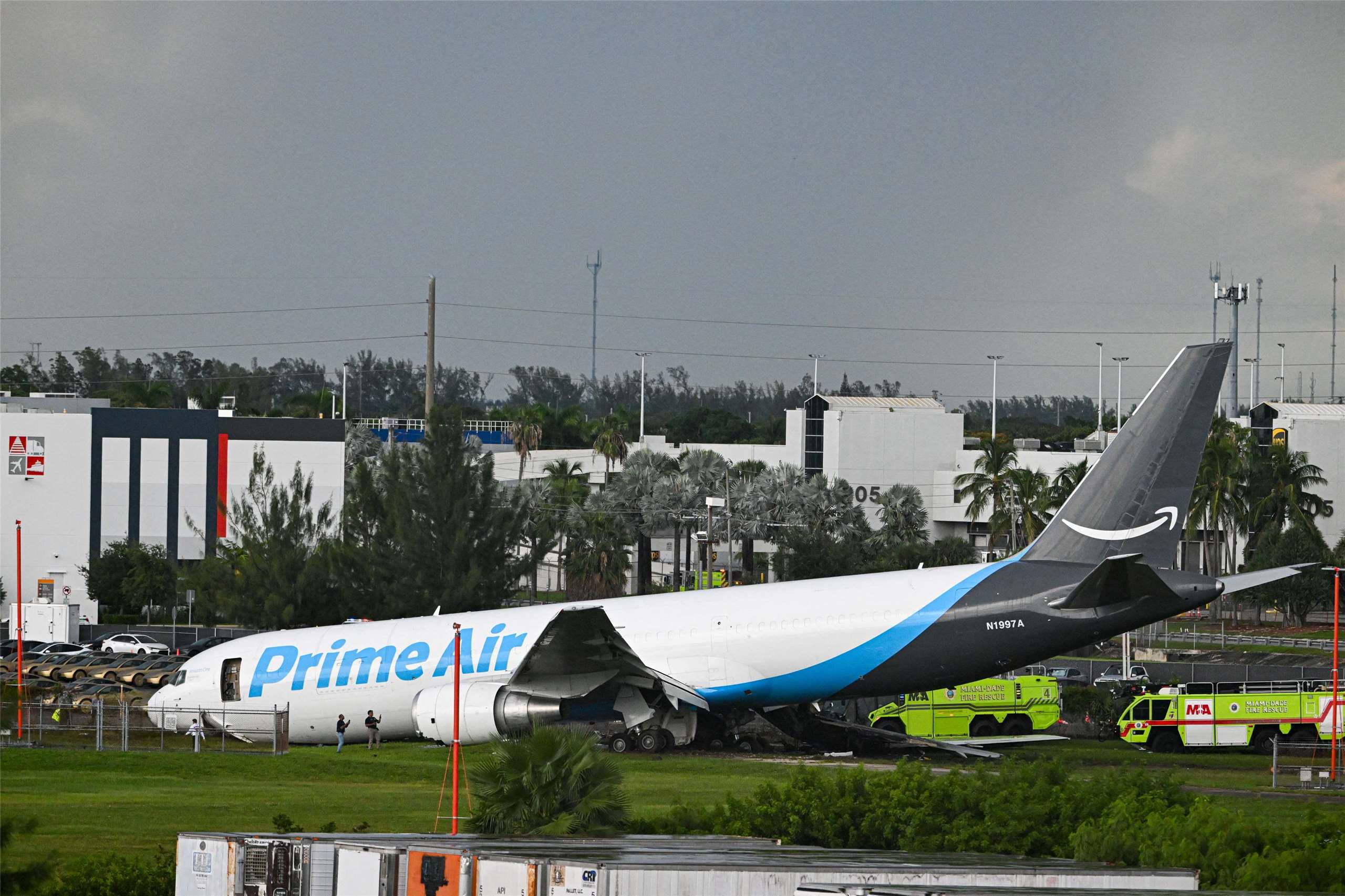 美國電商亞馬遜(Amazon)一架貨機6日在邁阿密國際機場衝出跑道後，撞上多部車輛並且起火。