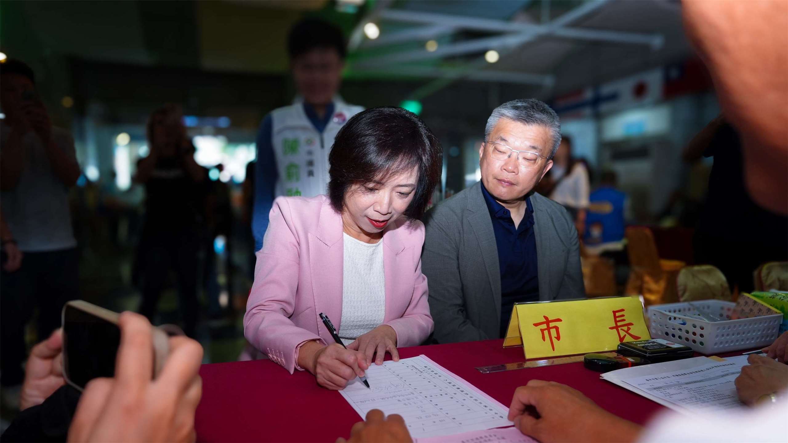 民進黨立委何欣純2日上午前往台中市選委會，完成登記成為台中市長候選人。(圖：何欣純競選團隊)