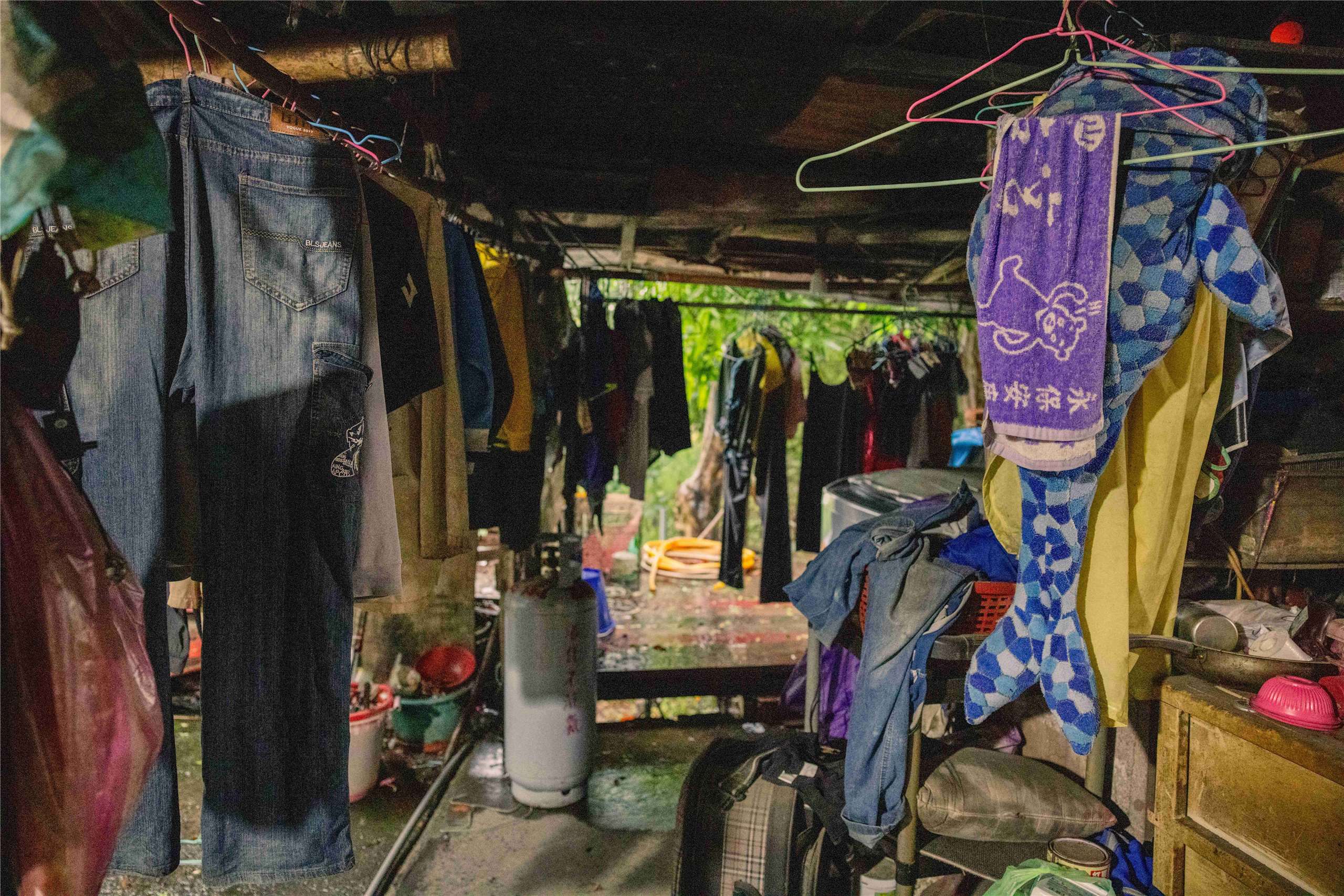 台灣世界展望會公布《台灣原住民能源公平調查報告》，這是台灣首份深入原住民弱勢家戶的能源調查，結果發現山區原鄉因氣候濕冷，孩童往往穿著半濕不乾的衣服上學。(展望會提供)
