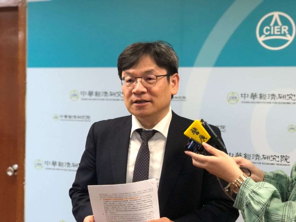 國發會主委葉俊顯表示，AI產業長期趨勢沒有改變，若出口熱度持續，今年經濟成長率不只可望達到主計總處8月預測的11.05%，甚至有機會「摸到12%」。資料照。(楊文君攝)