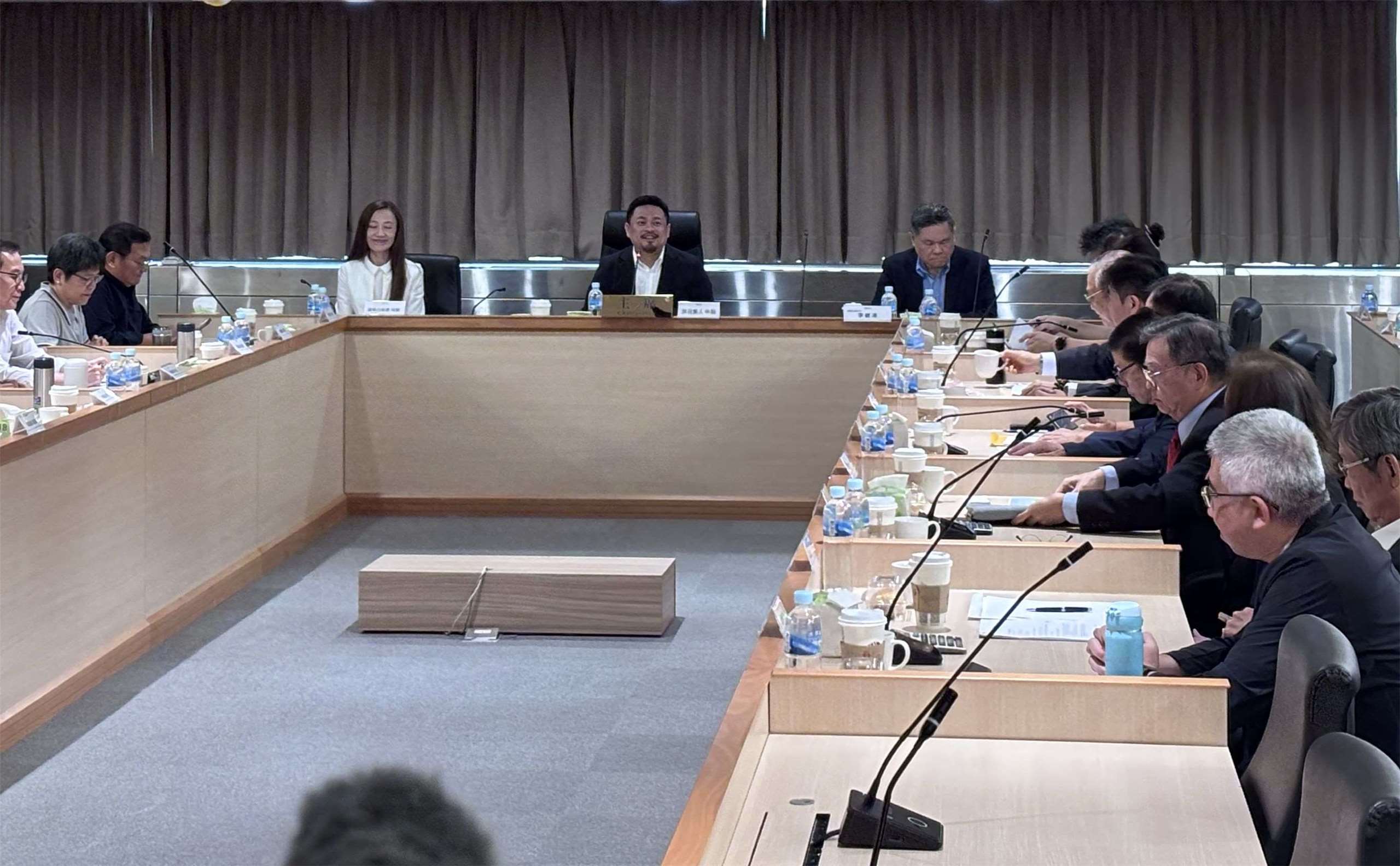 最低工資審議會24日上午登場，勞動部長洪申翰指出，審議會將依物價、經濟成長、勞動市場及產業發展等指標，尋求勞、資、學、政四方共識。(楊文君攝)