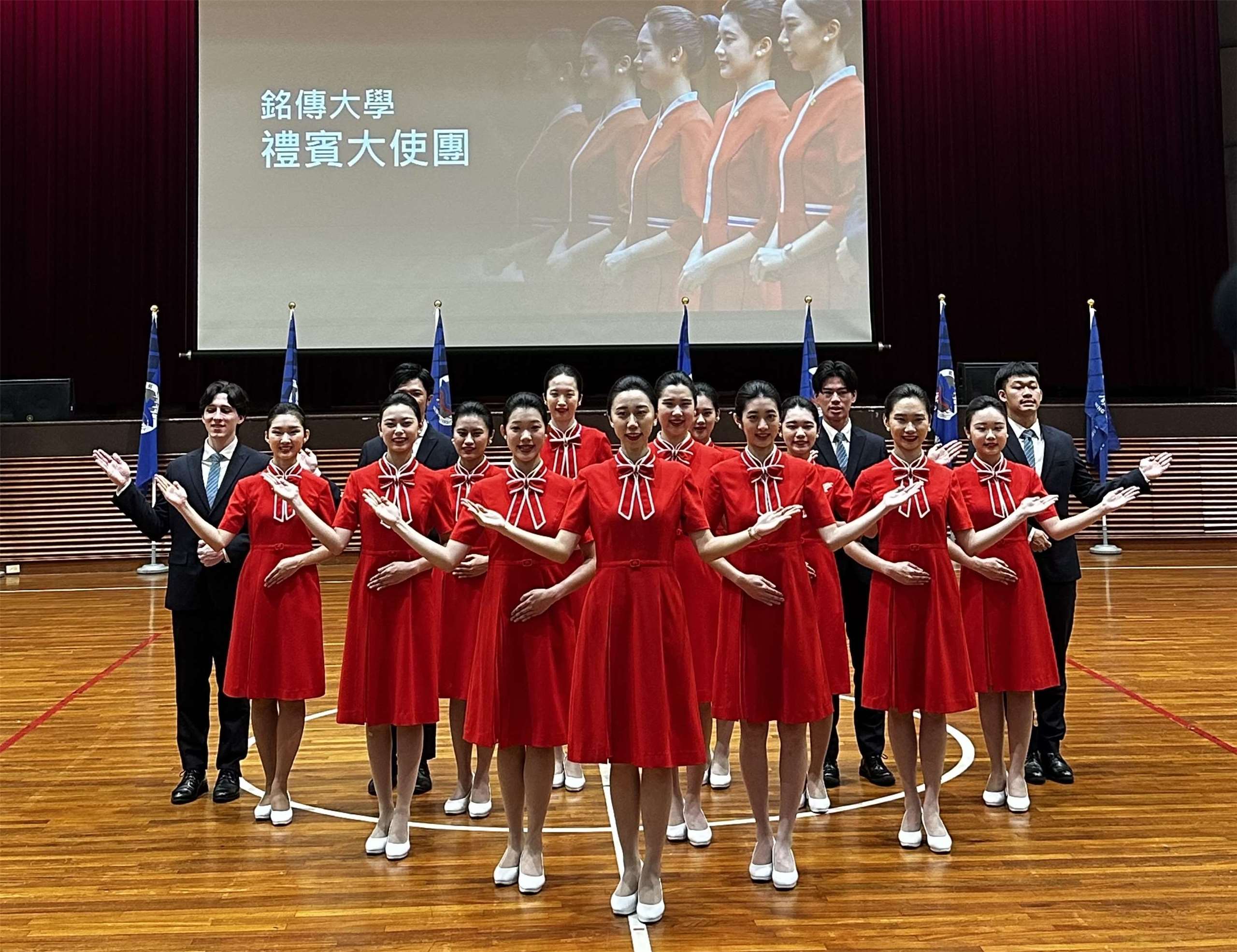 銘傳大學國慶禮賓大使服務隊29日著全新制服亮相。(楊雨青 攝)