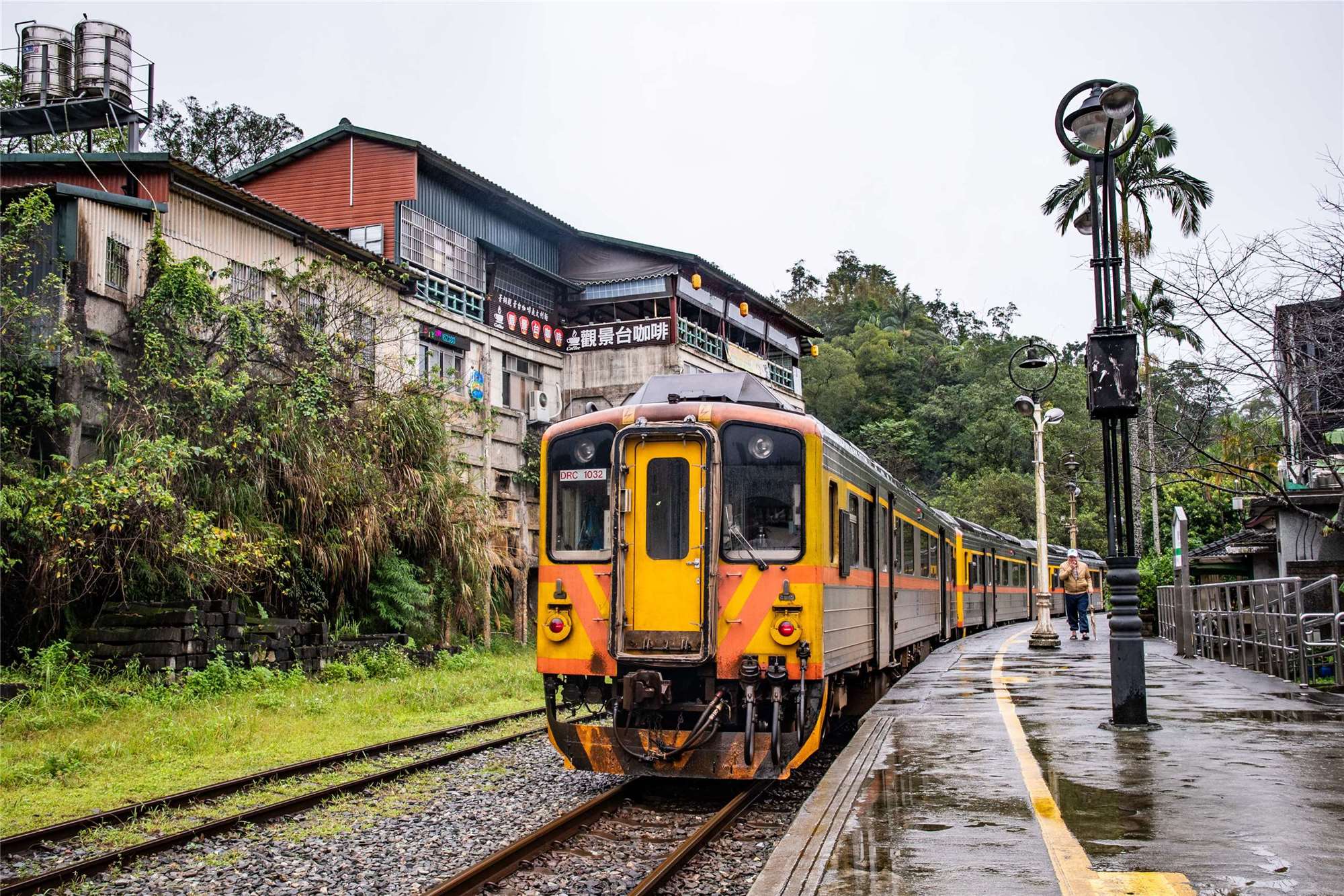 台鐵平溪線三貂嶺-菁桐、深澳線瑞芳-八斗子，受豪雨影響，4日下午4時前停駛。圖為台鐵平溪線資料照。(圖：維基)