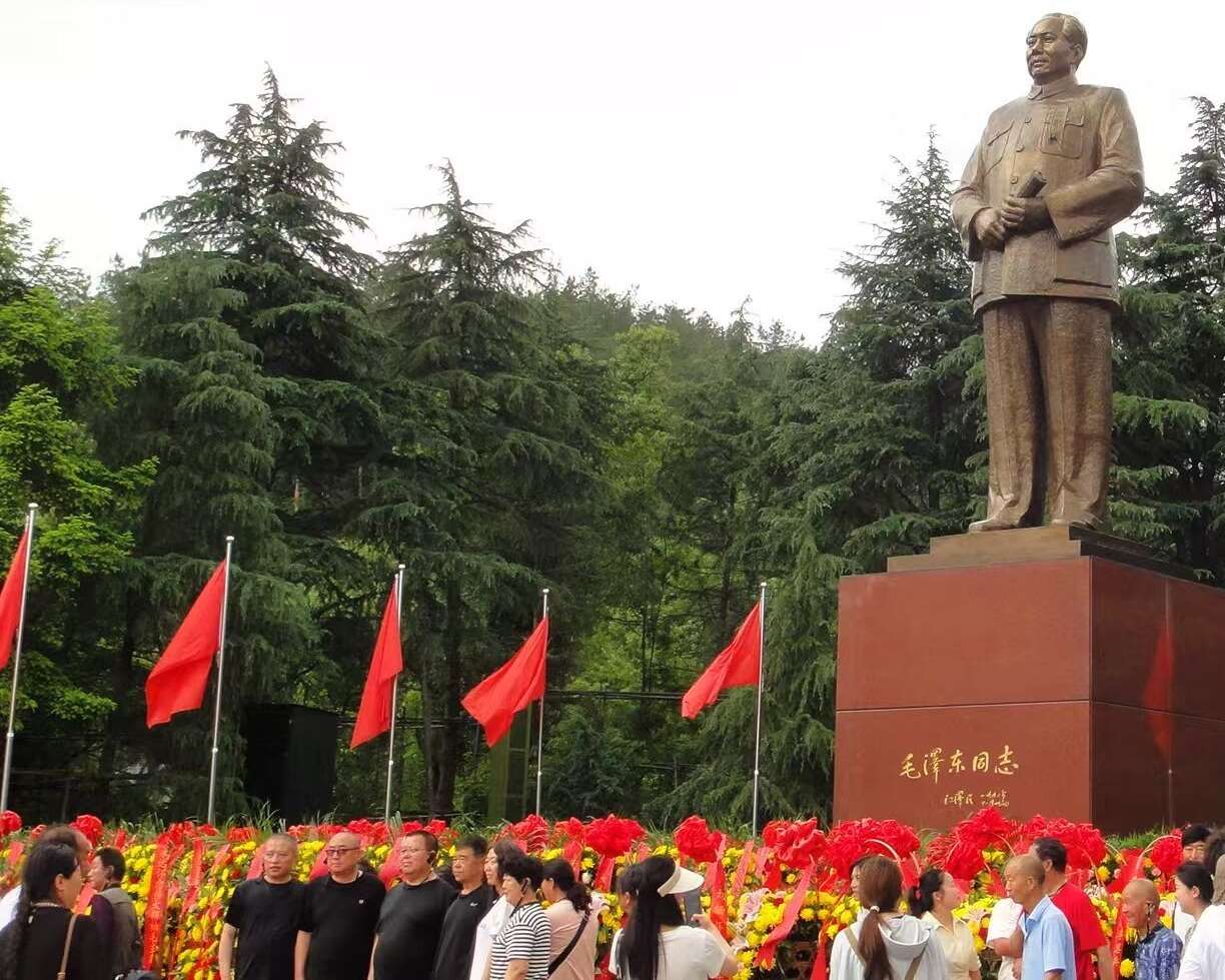 中共第一代領導毛澤東去世至今已滿50年，大批毛粉一如往例，聚集在毛澤東的湖南老家大舉慶祝。(翻攝微博@湖南城市學院團委學生會)