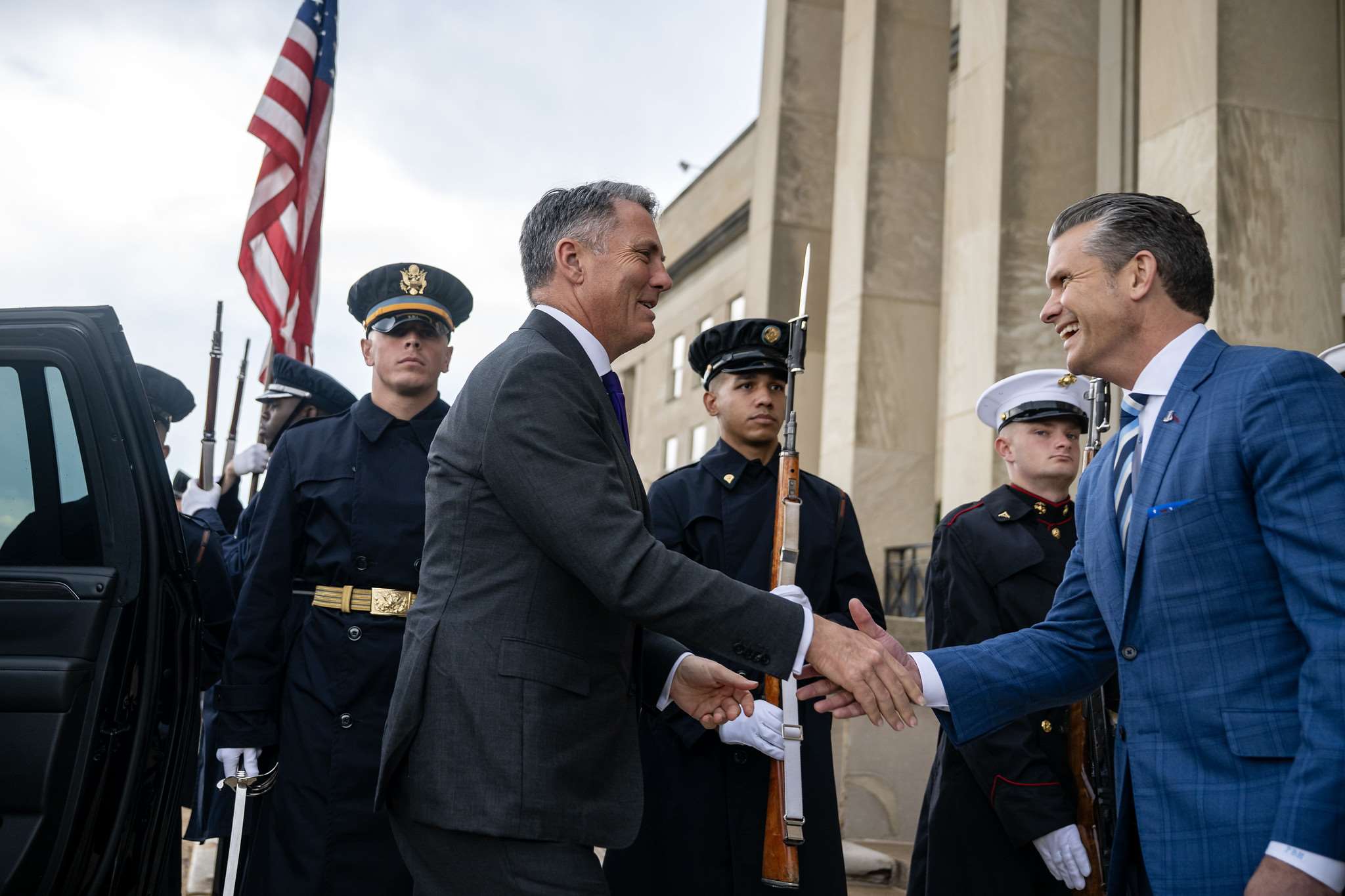 美國戰爭部長赫格塞斯(Pete Hegseth)2日在華府與澳洲國防部長馬勒斯(Richard Marles)會面。 (圖:美國戰爭部)