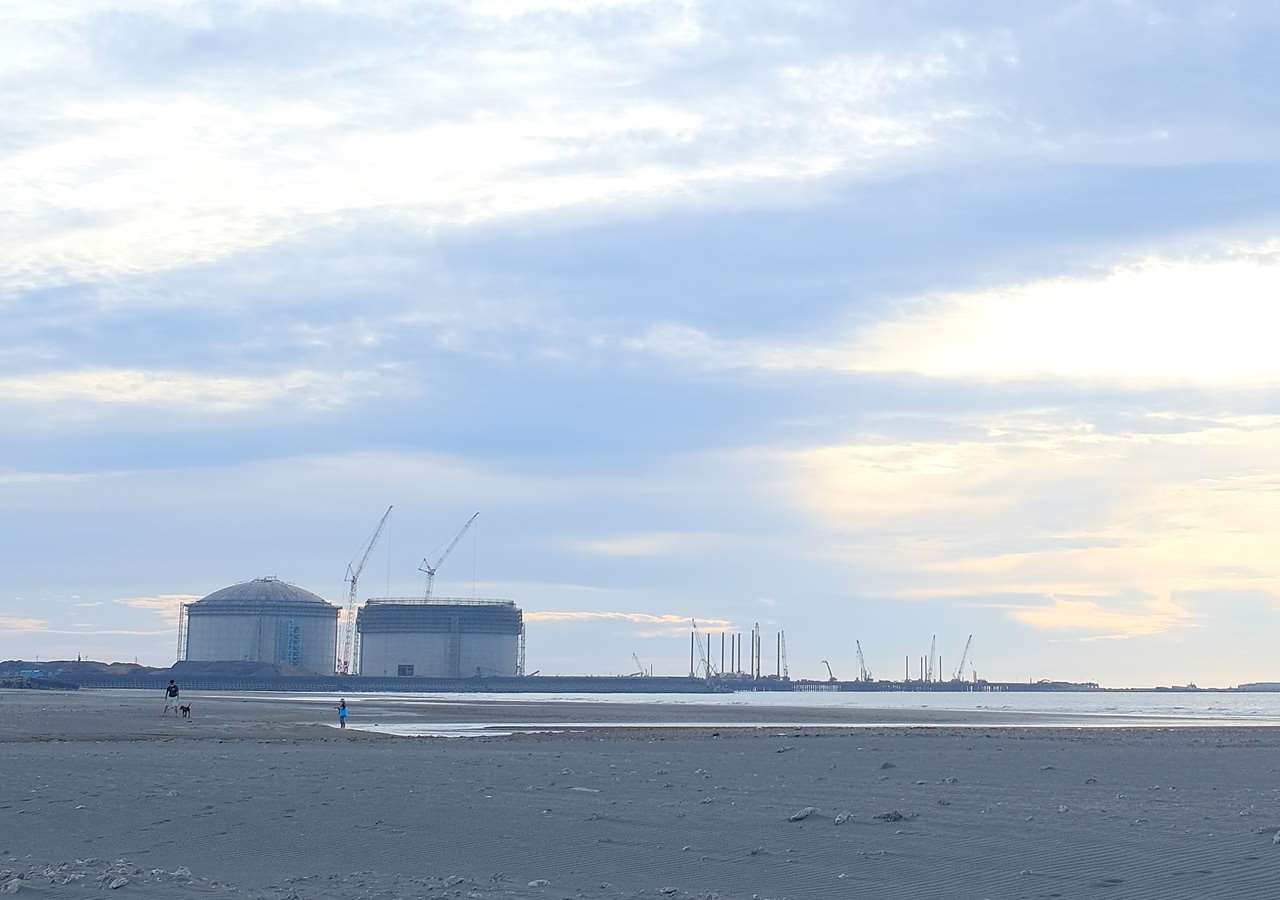 中油桃園觀塘第三天然氣接收站目前仍面臨2件訴訟案。(圖：維基百科)