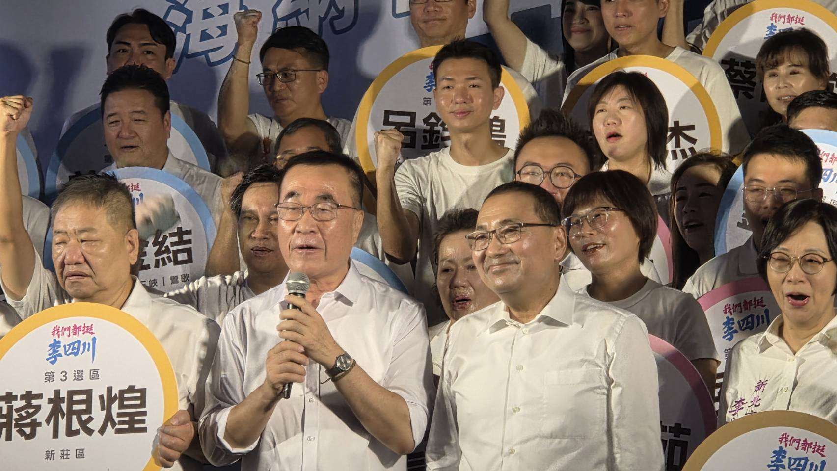 國民黨新北市長參選人李四川今天(4日)上午率藍、白跨黨派議員參選人前往選委會登記參選，新北市長侯友宜也親自到場陪同，展現團結氣勢  （劉玉秋攝）