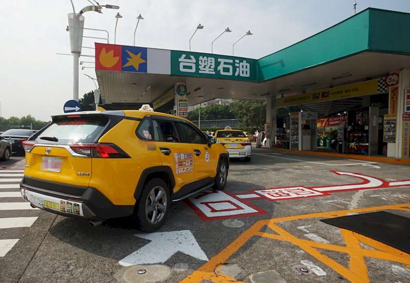 台塑石化公司宣布，28日起汽、柴油價格不調整。圖為台塑加油站資料照。