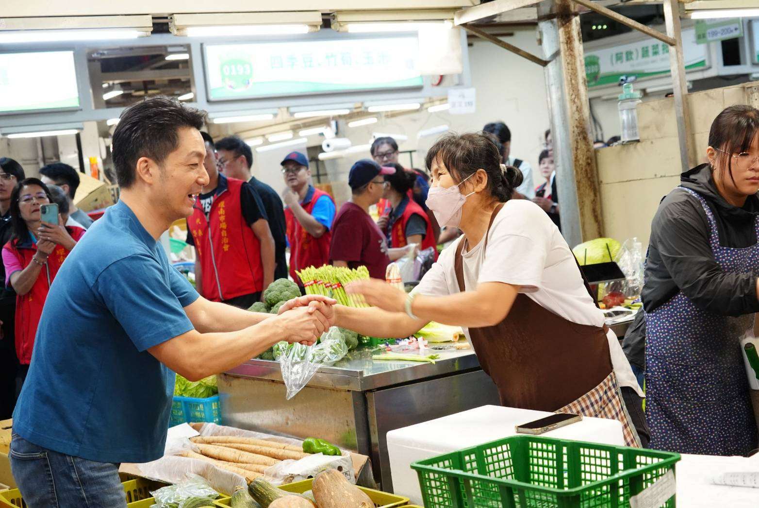 趁中秋連假前夕，台北市長蔣萬安(左)24日一早前往萬華環南市場走訪。(圖：台北市政府提供)