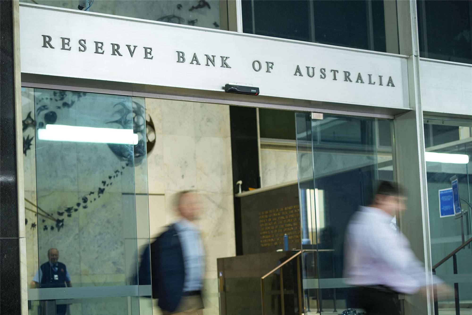 澳洲央行(RBA)29日宣布升息1碼，指標利率來到4.6%，創下15年新高，且不排除持續升息抗通膨。(AP/達志影像)